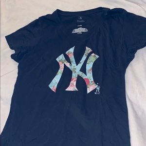 Fanatics women’s small Yankees tshirt